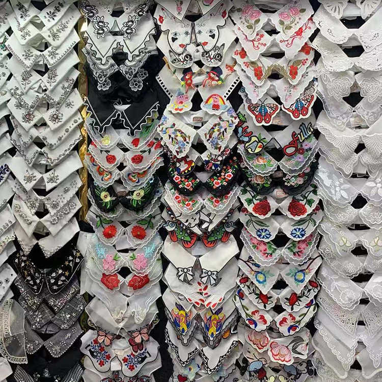 Paano Mababago ng Fake Lace Collar ang Pang-araw-araw na Kasuotan?