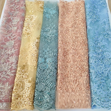 Ang tela ng damit na pang-kasal- beaded at sunud-sunod